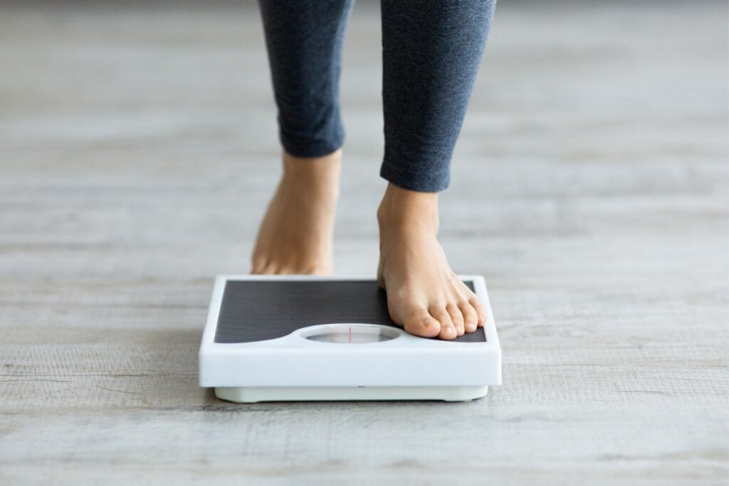 A perda ou ganho de peso sem explicação é um dos sinais de alerta para o diabetes (Imagem: Prostock-studio | Shutterstock) 