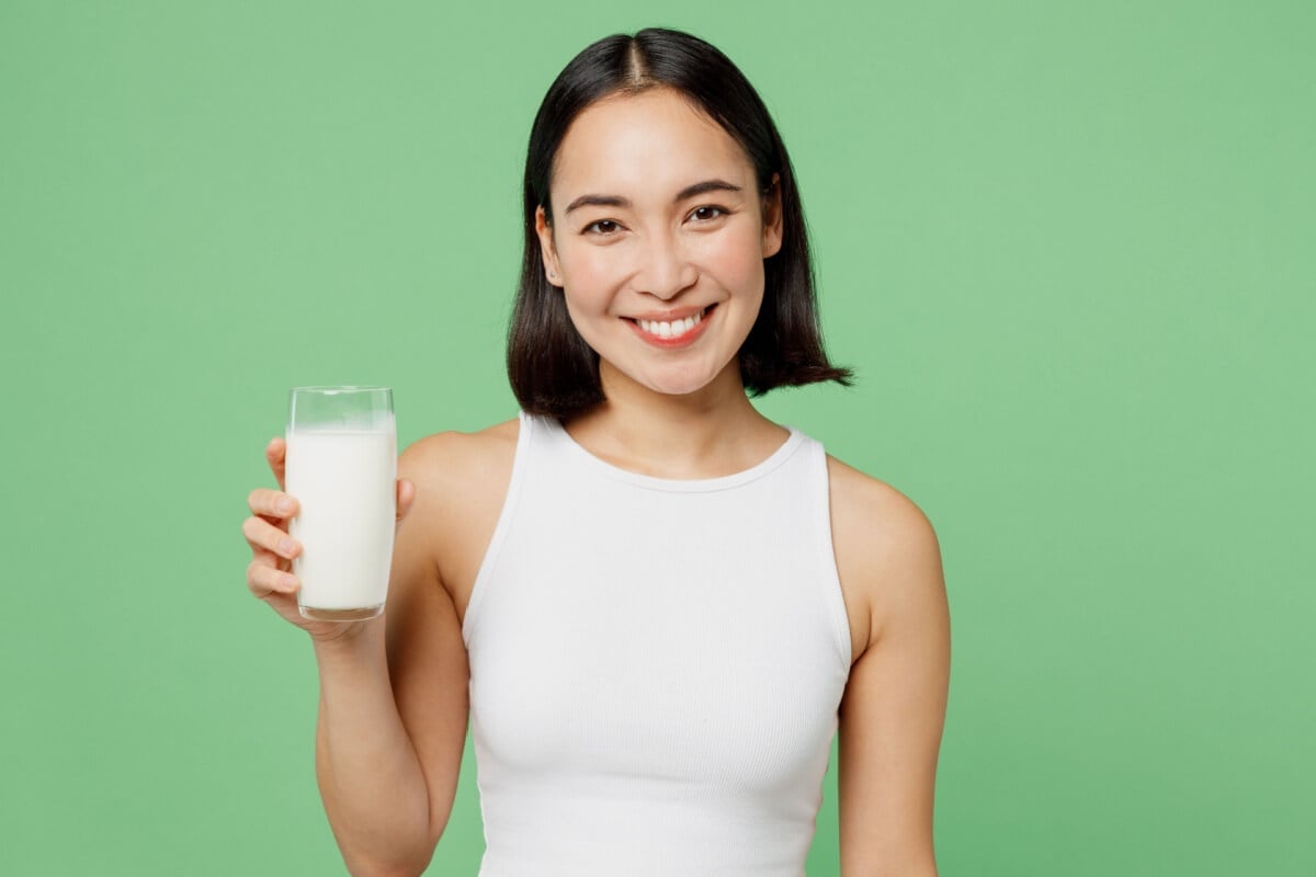 O leite é fonte de cálcio, proteínas, vitaminas e minerais (Imagem: ViDI Studio | Shutterstock)