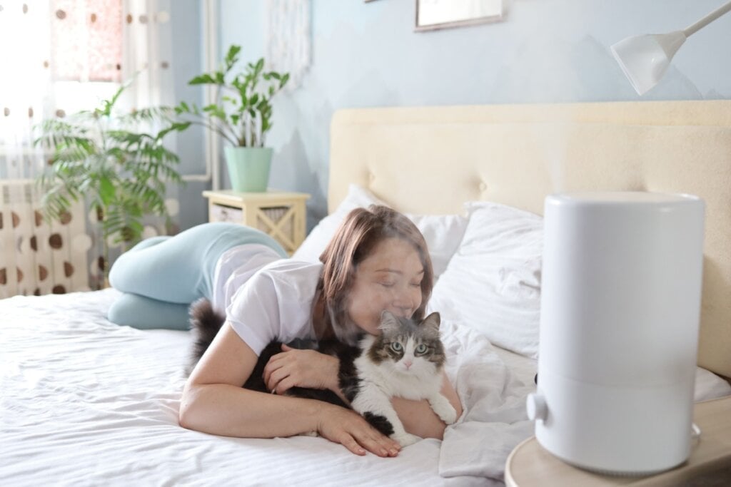 O umidificador de ar ajuda a melhorar a qualidade do ar e a reduzir desconfortos nos olhos (Imagem: Cavan-Images | Shutterstock)