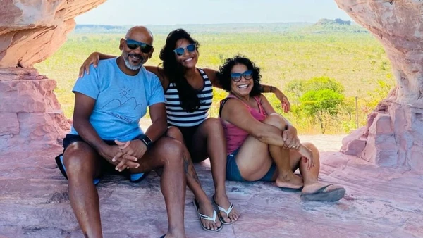 Juliana com os pais por Reprodução