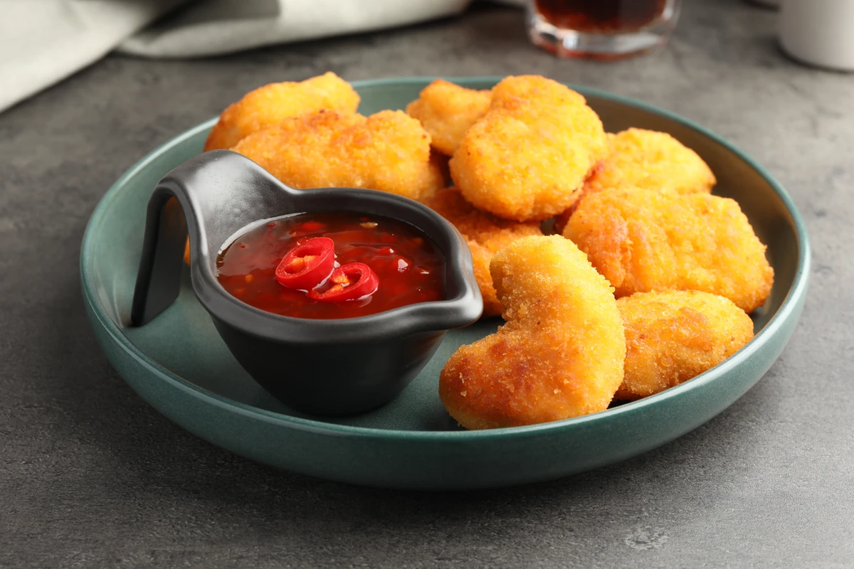 Nugget com  molho por Shutterstock