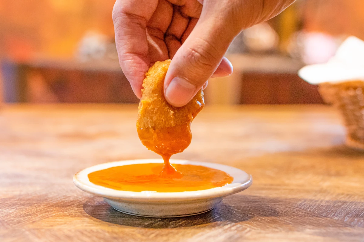 Nugget com molho por Shutterstock