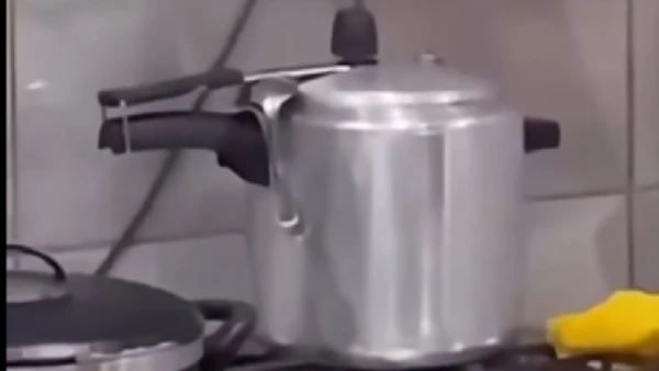 Panela de pressão com colher no cabo pode explodir