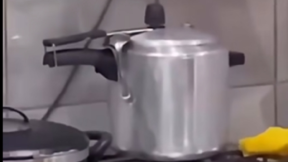 A panela permite alterar a temperatura com botões e até painéis digitais por Reprodução: Facebook