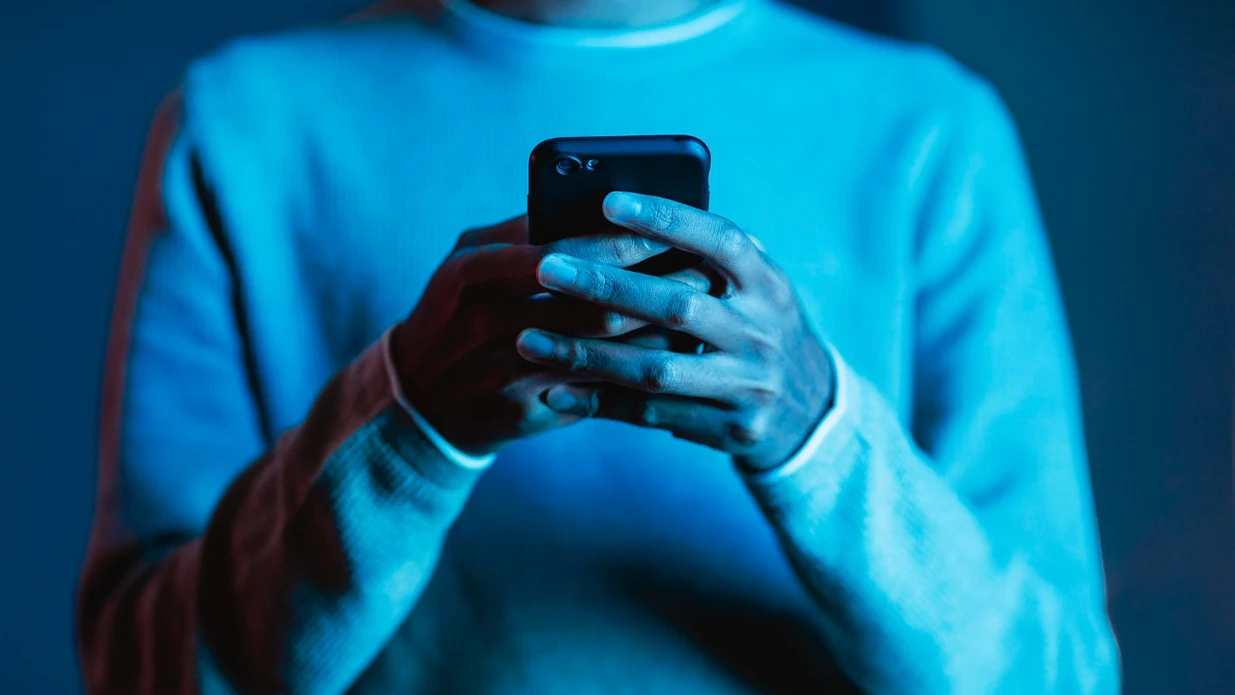 Imagem - Golpe da 'mão fantasma' invade celular e faz Pix sem a vítima perceber; entenda como funciona