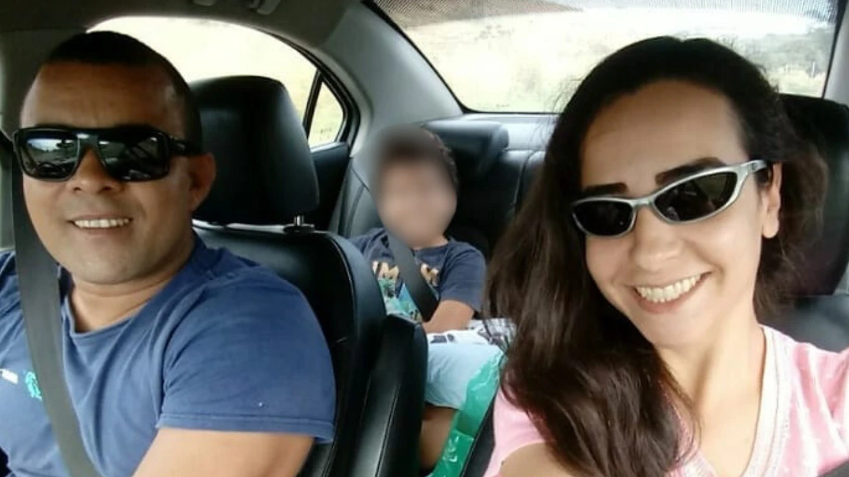 Imagem - Adolescente estava em ligação com a namorada enquanto matava pais e irmão, diz polícia