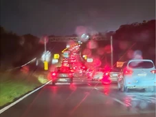 Imagem - Motoristas enfrentam trânsito intenso e chuva na BR-324; carros andam a 40 km/h