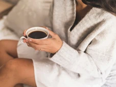 Imagem - Adeus, insônia: especialista aponta bebida que você deve evitar antes de dormir (e não é o café)