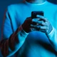 Imagem - Golpe da 'mão fantasma' invade celular e faz Pix sem a vítima perceber; entenda como funciona