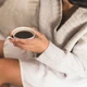 Imagem - Adeus, insônia: especialista aponta bebida que você deve evitar antes de dormir (e não é o café)