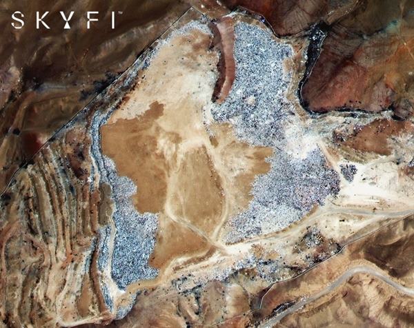 A empresa de monitoramento via satélite SkuFi anunciou registros no lixão de roupas que se formou no Deserto do Atacama, no Chile por Reprodução