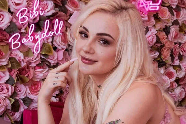 Bibi Babydoll, artista em ascensão que mistura funk com eletrônico e possui grande alcance nas plataformas de música. por Reprodução