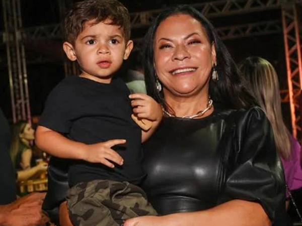 Dona Ruth e o neto, Leo por Reprodução