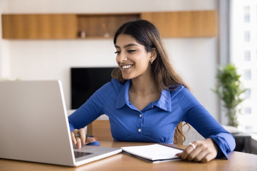É importante se preparar para a mudança de emprego antes de pedir demissão (Imagem: fizkes | Shutterstock)