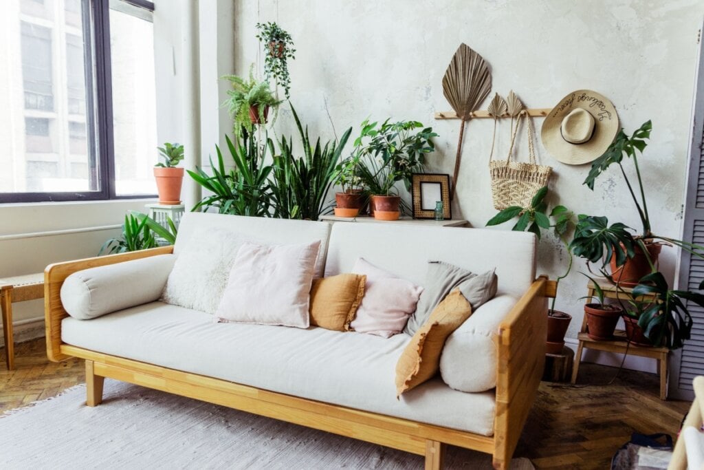 Elementos naturais na decoração contribuem para o bem-estar (Imagem: Yuliya Yesina | Shutterstock)