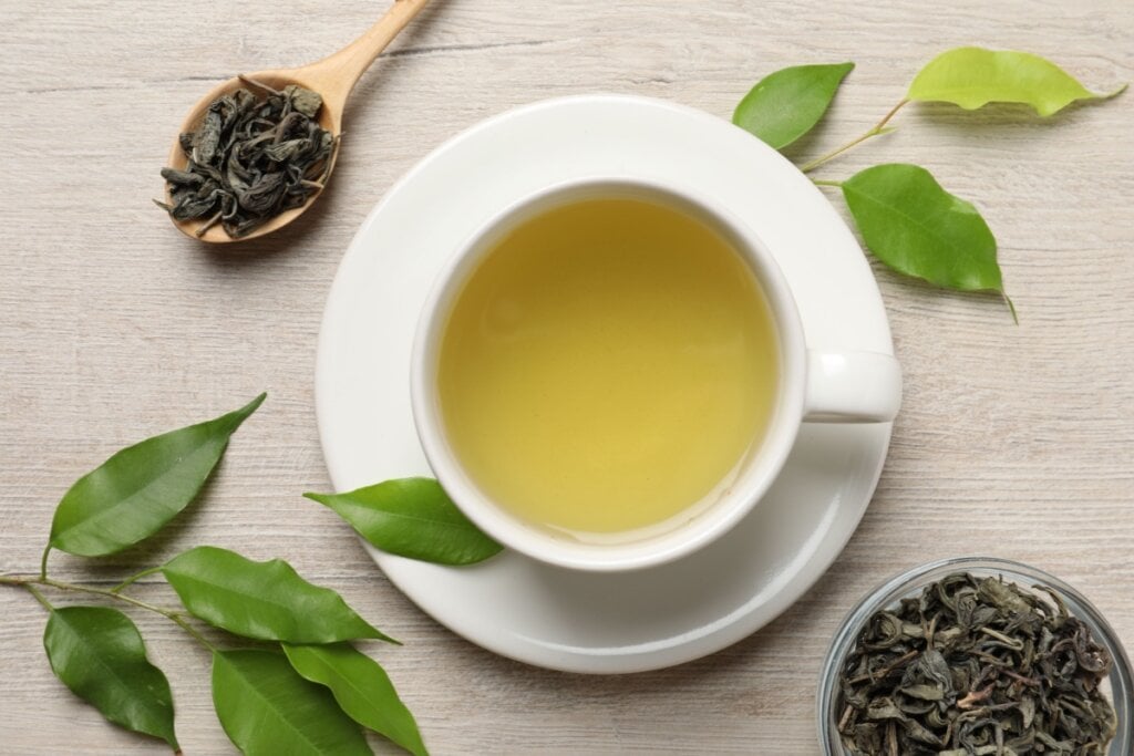 O chá verde tem ação termogênica e antioxidante (Imagem: New Africa | Shutterstock) 