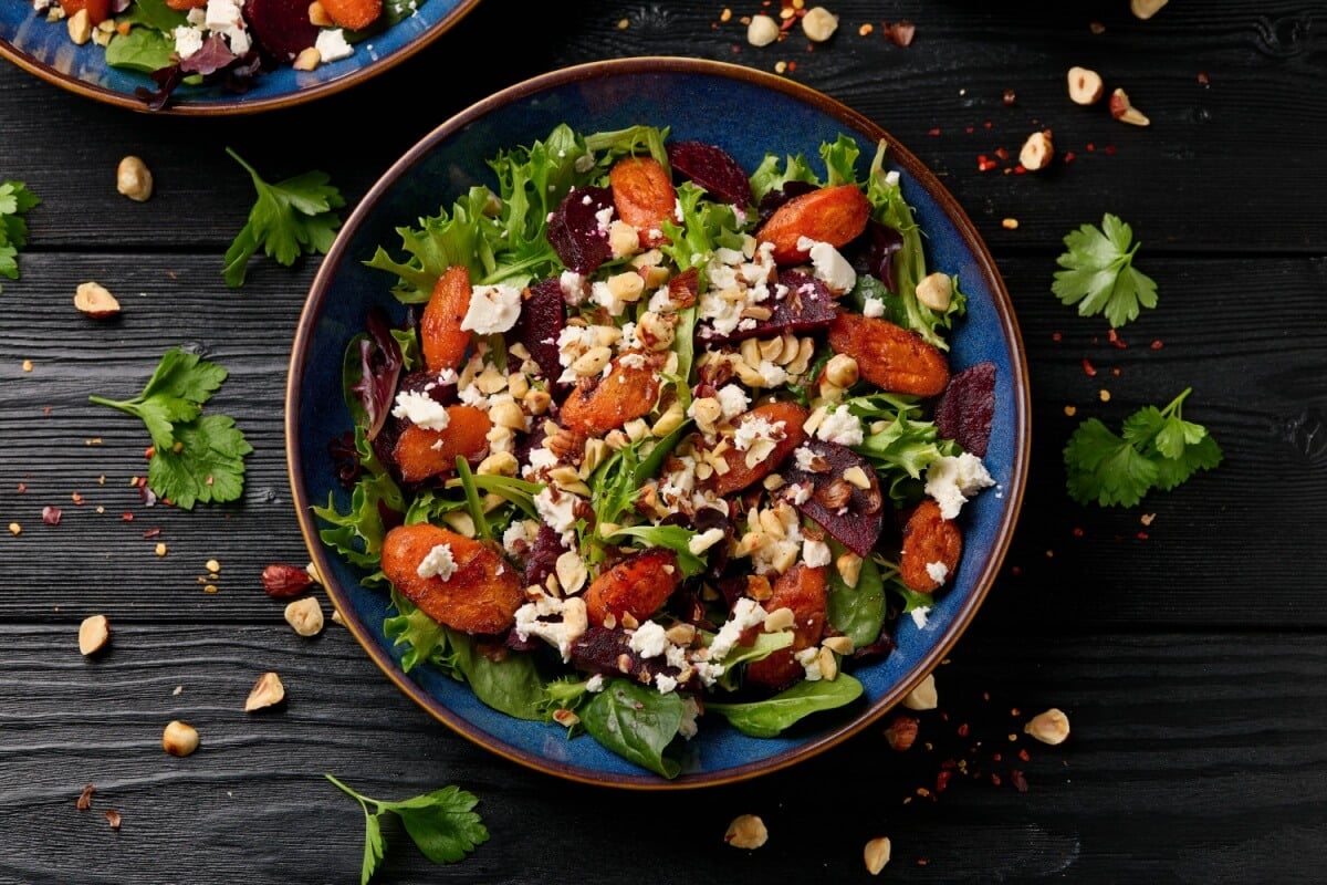 Salada morna de beterraba com cenoura, queijo feta e avelãs (Imagem: DronG | Shutterstock)