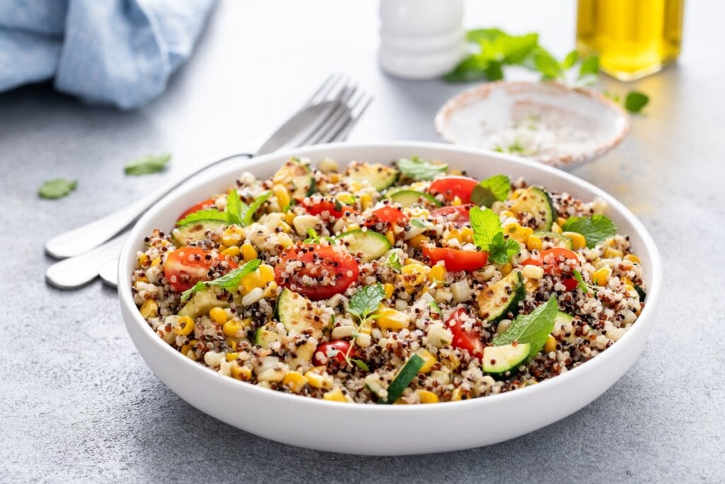 Salada morna de quinoa com abobrinha, milho-verde e tomate (Imagem: Elena Veselova | Shutterstock) 