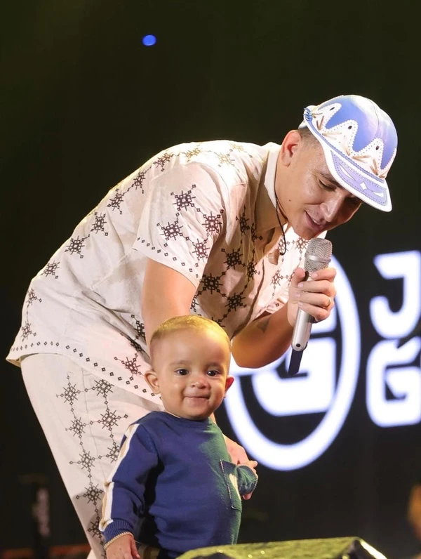João Gomes emociona público ao subir no palco com o filho durante show por Reprodução/Instagram 