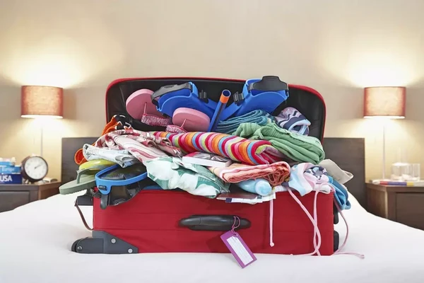 Malas devem ser guardadas no banheiro por Shutterstock