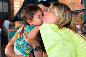 Marília Mendonça e o filho, Leo por Reprodução