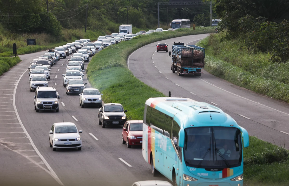 Movimento na BR-324 na volta do São João por Marina Silva / CORREIO 