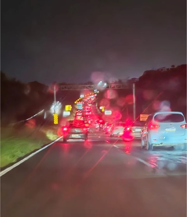 Trânsito intenso na BR-324 e muita chuva