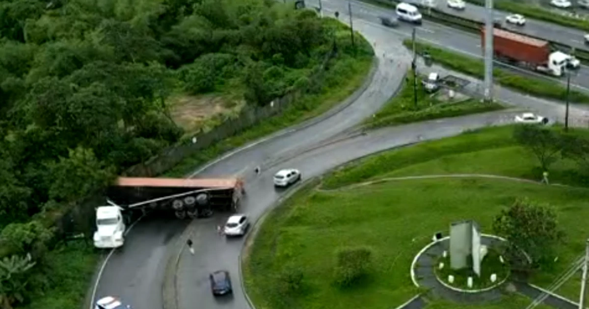 Imagem - Trecho da BR-324 em Salvador é interditado após contêiner tombar na pista