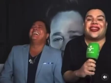 Imagem - Leonardo tem crise de riso ao ver boca de repórter e reação viraliza: 'É batom, moço?'