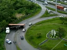 Imagem - Trecho da BR-324 em Salvador é interditado após contêiner tombar na pista