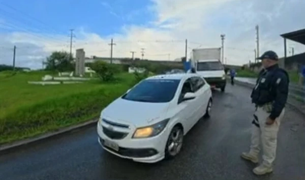Carreta vira na BR-324  por Reprodução / TV Bahia