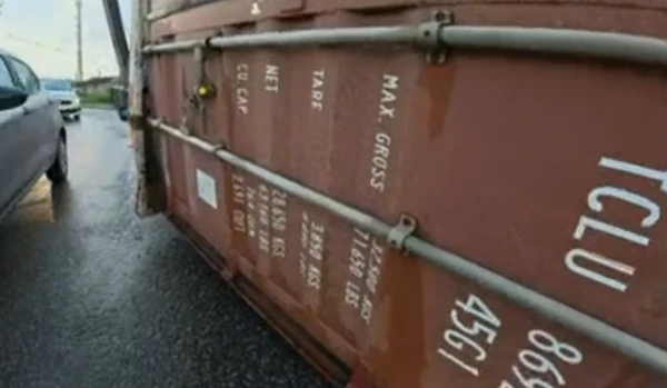Carreta vira na BR-324  por Reprodução / TV Bahia