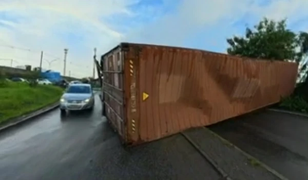 Carreta vira na BR-324  por Reprodução / TV Bahia