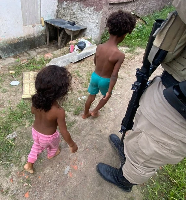 Crianças são resgatadas pela Polícia Militar em Camaçari