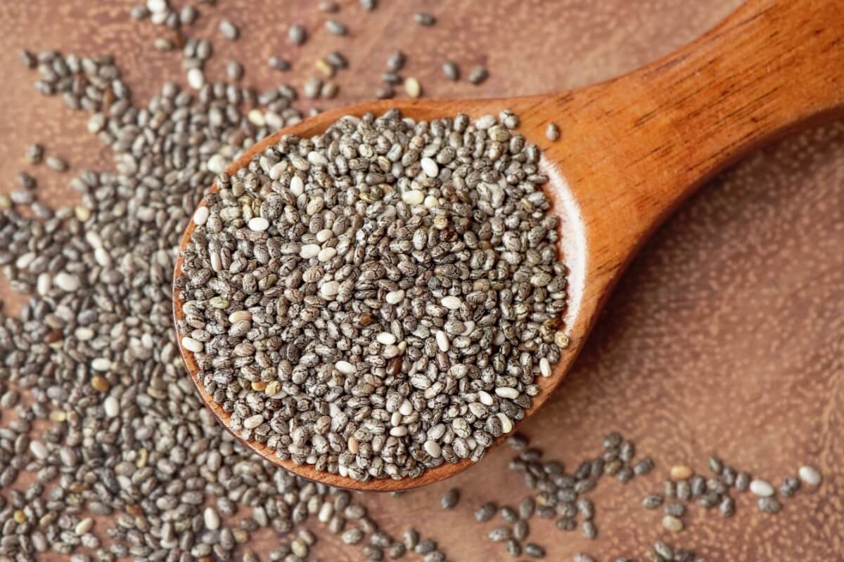 A chia é rica em nutrientes que favorecem o funcionamento do organismo e aumentam o bem-estar do corpo (Imagem: KateStock | Shutterstock)