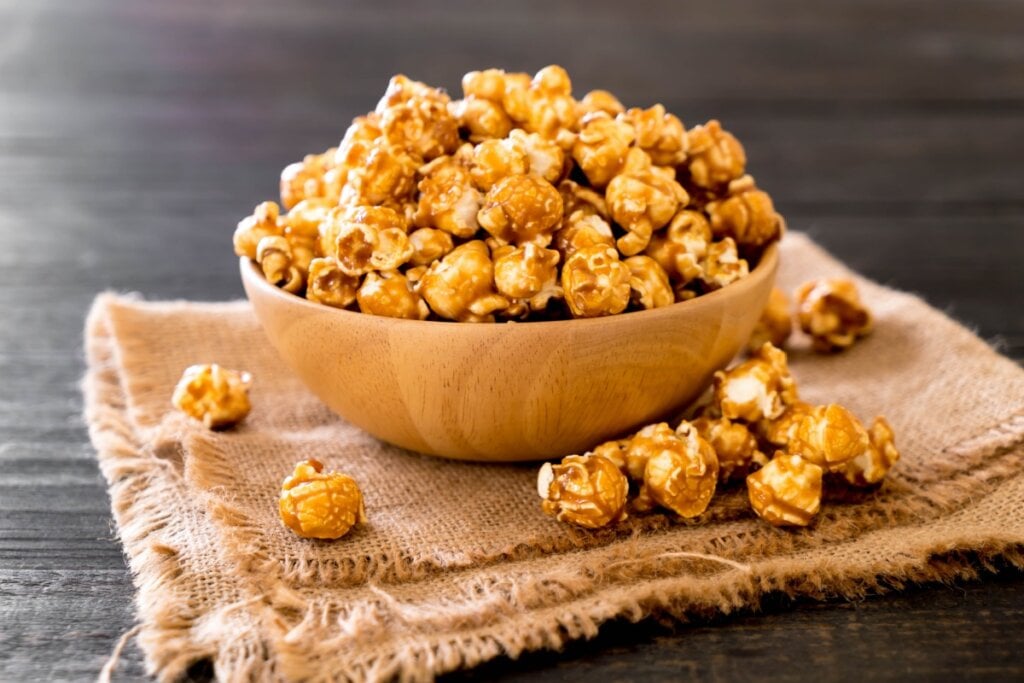 A pipoca doce tem cerca de 47 calorias (Imagem: gowithstock | Shutterstock)