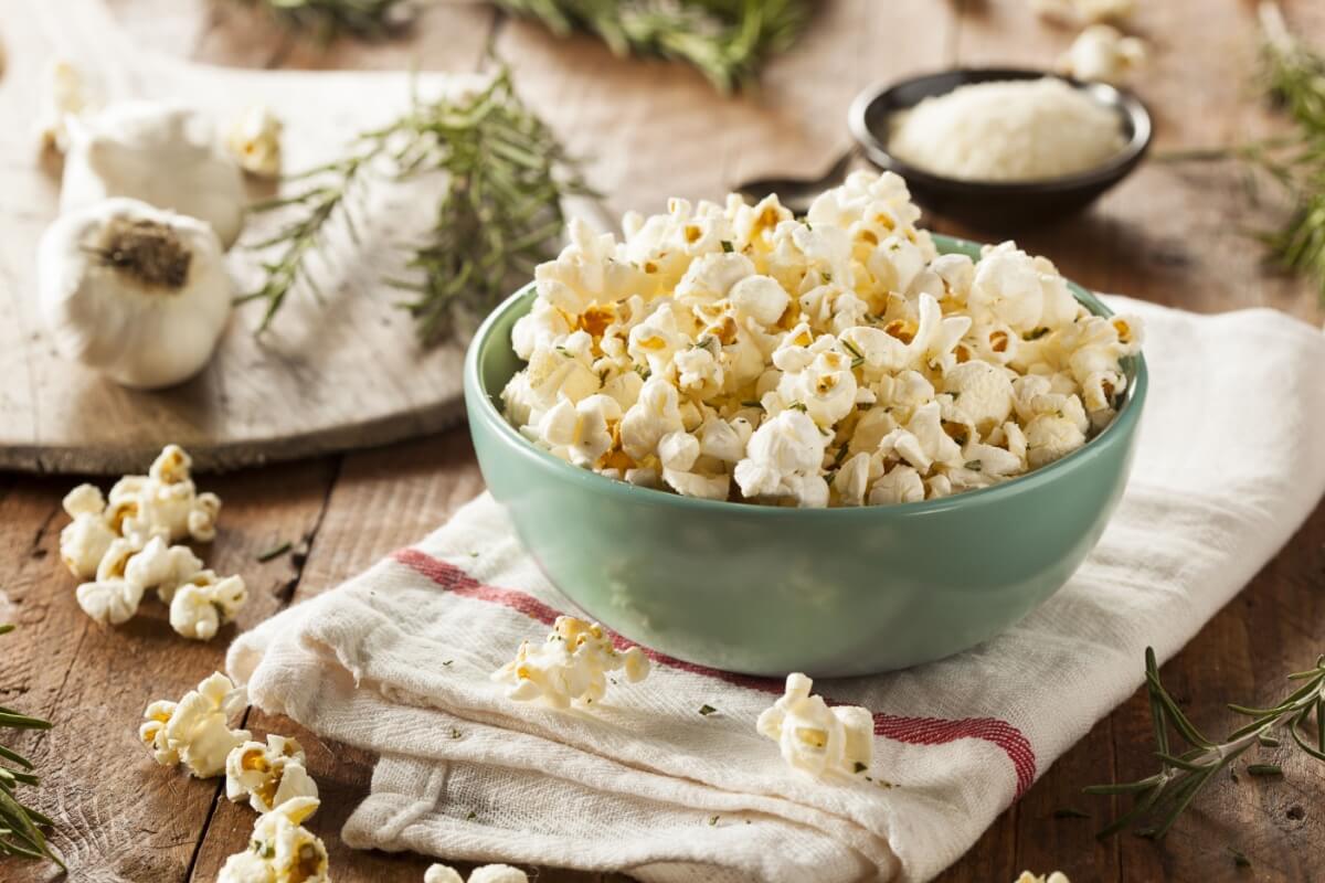 A pipoca é um alimento benéfico à saúde (Imagem: Brent Hofacker | Shutterstock)