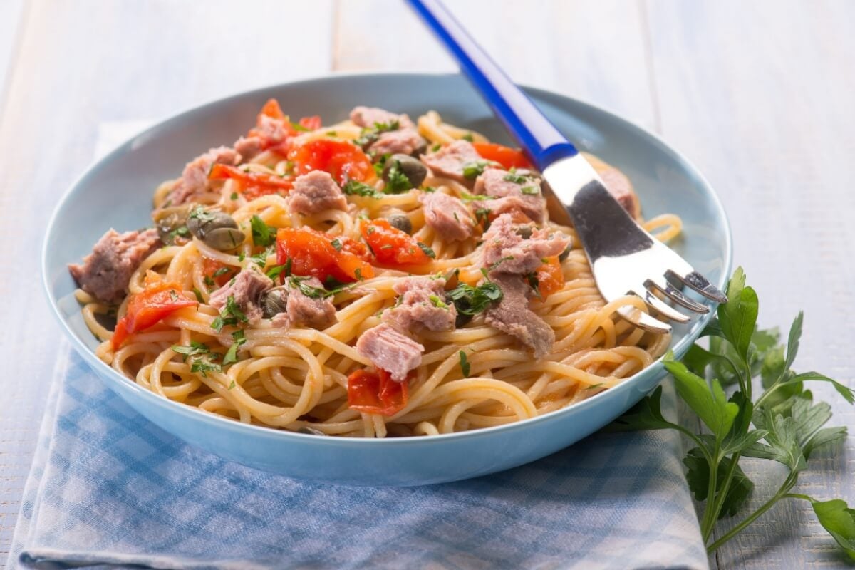 Espaguete com atum (Imagem: marco mayer | Shutterstock)