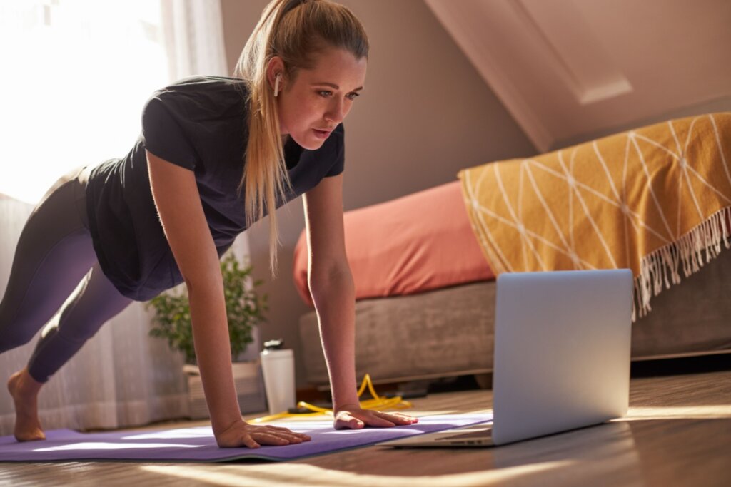 O treino de HIIT é indicado para melhorar a saúde cardiorrespiratória (Imagem: Southworks | Shutterstock)