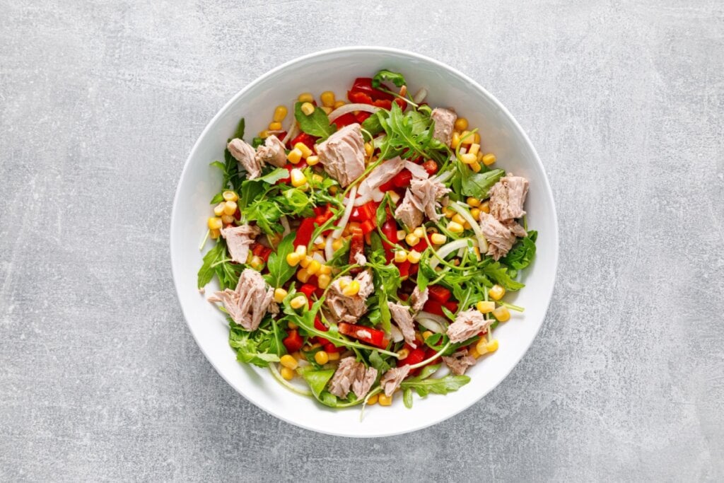 Salada de atum com rúcula, milho-verde e pimentão (Imagem: Sea Wave | Shutterstock)