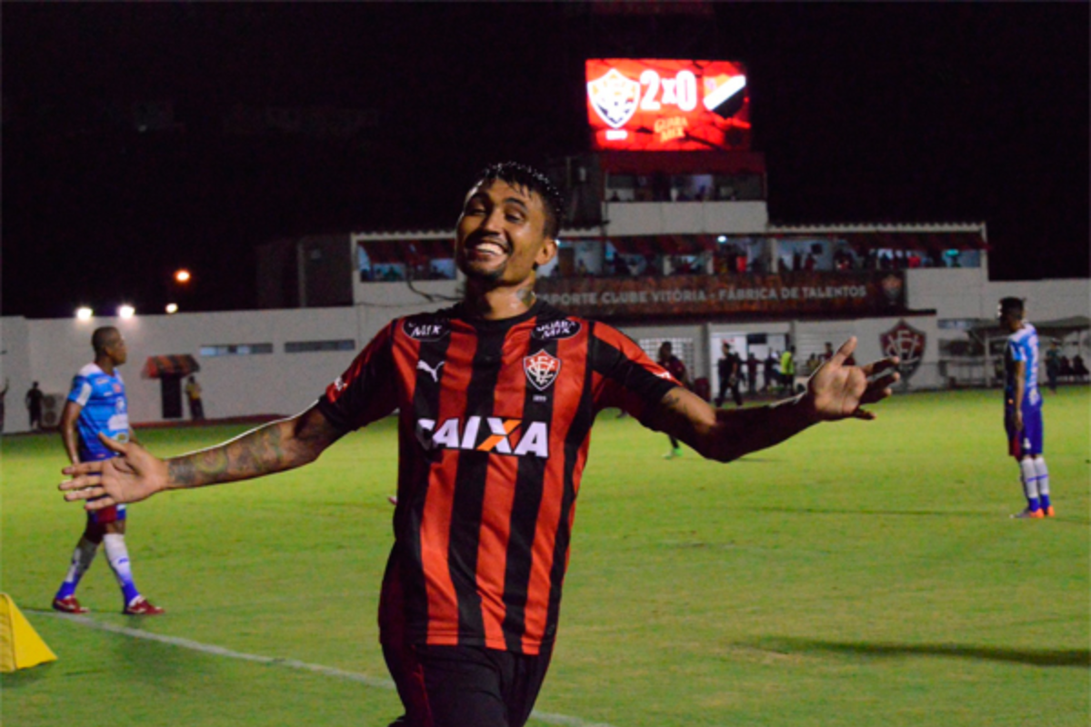 Kieza foi contratado junto ao São Paulo por R$ 4 milhões em 2016 (equivalente a cerca de R$ 7,8 milhões nos dias de hoje) por Francisco Galvão/EC Vitória