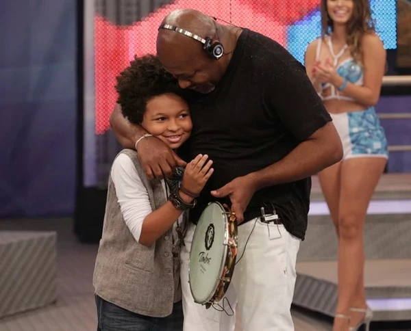 Serjão se emociona com apresentação do filho, JP Rufino por Reprodução/TV Globo