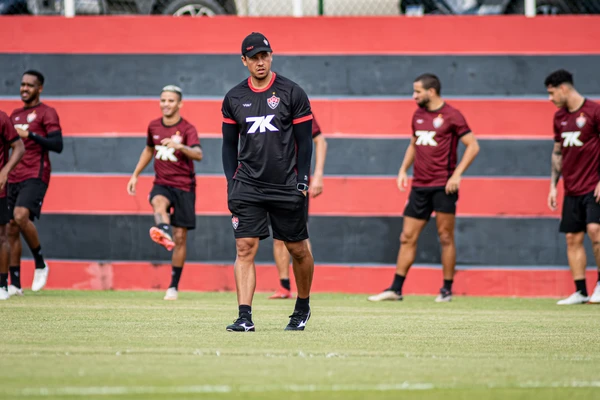 Thiago Carpini e o elenco do Vitória voltam a se apresentar nesta sexta-feira (27)
