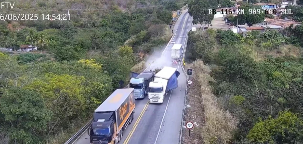 Imagem - Vídeo: caminhão descontrolado sai batendo em outros veículos na BR-116, na Bahia