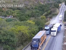 Imagem - Vídeo: caminhão descontrolado sai batendo em outros veículos na BR-116, na Bahia
