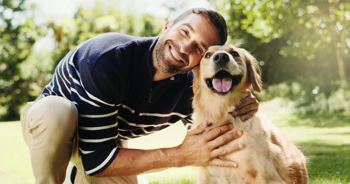Brincando com cachorro por Shutterstock