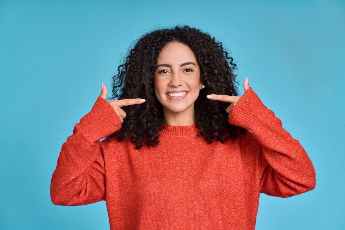 O desgaste dos dentes pode causar sensibilidade e dor ao mastigar (Imagem: insta_photos | Shutterstock)