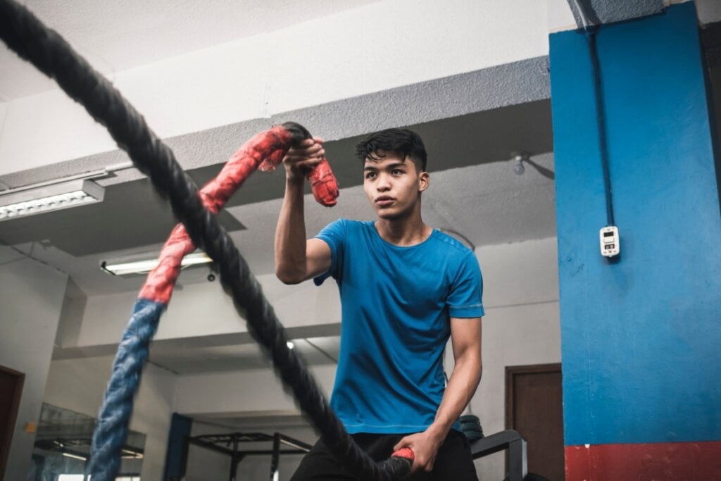 O treino de força adequado não interfere no desenvolvimento dos adolescentes (Imagem: MDV Edwards | Shutterstock)