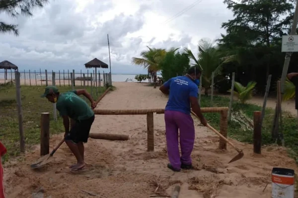 Empresário destruía barricada que impedia acesso à praia, quando foi chamado a atenção