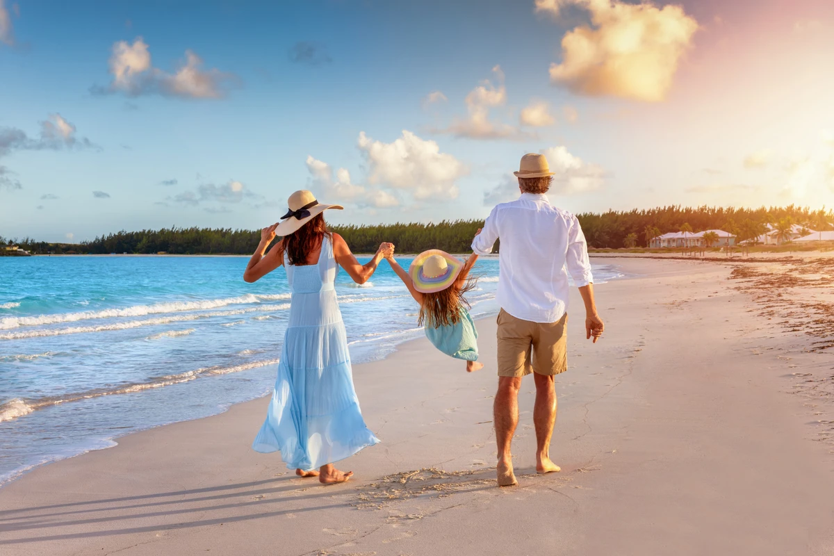 Família na praia por Shutterstock